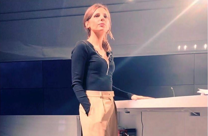 Inès m a eu l'occasion d'habiller la présentatrice télé Alice Darfeuille. Ce dimanche 14 mars, pour son direct sur BFM TV, la jolie brune était vêtue de notre pantalon large Affirmation beige. 
