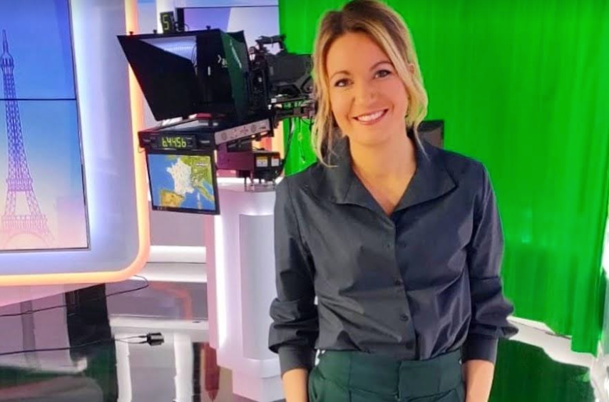 Pour son direct sur BFM TV, la présentatrice Perrine Storme a craqué pour notre chemise Conviction bleu marine, une pièce qu'elle a associée avec un pantalon large vert. On valide totalement le look de Perrine Storme !