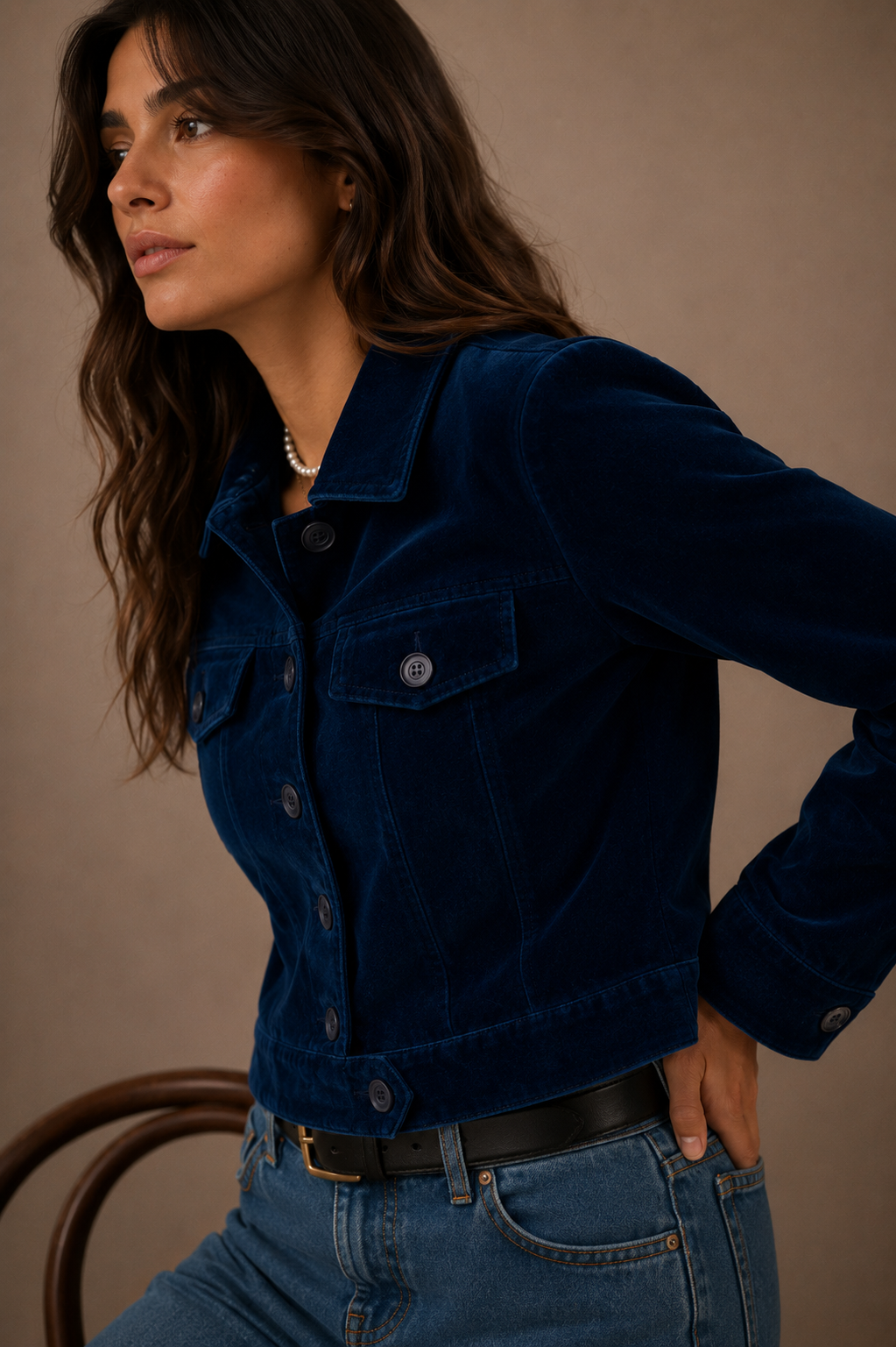 Femme portant une veste en velours bleu marine avec un jean | Inès m.