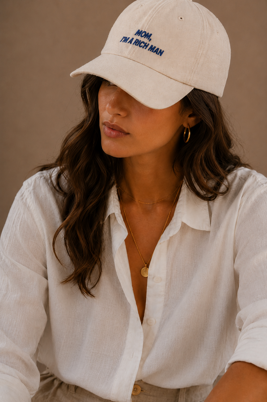 Femme portant une casquette blanche brodée et une chemise blanche | Inès m.