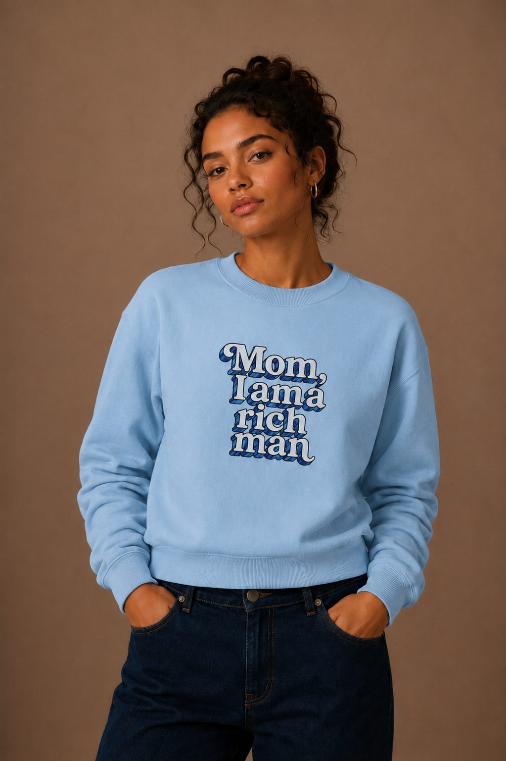 Femme portant un sweat bleu clair Mom, I'm a rich man | Inès m.
