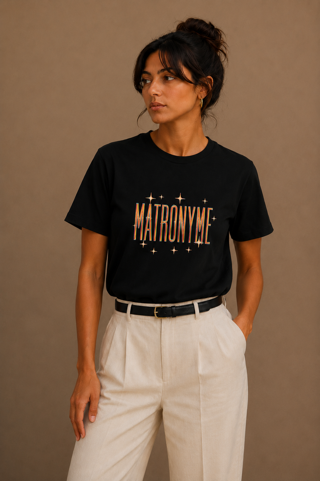 Femme portant un t-shirt noir Matronyme avec un pantalon clair | Inès m.
