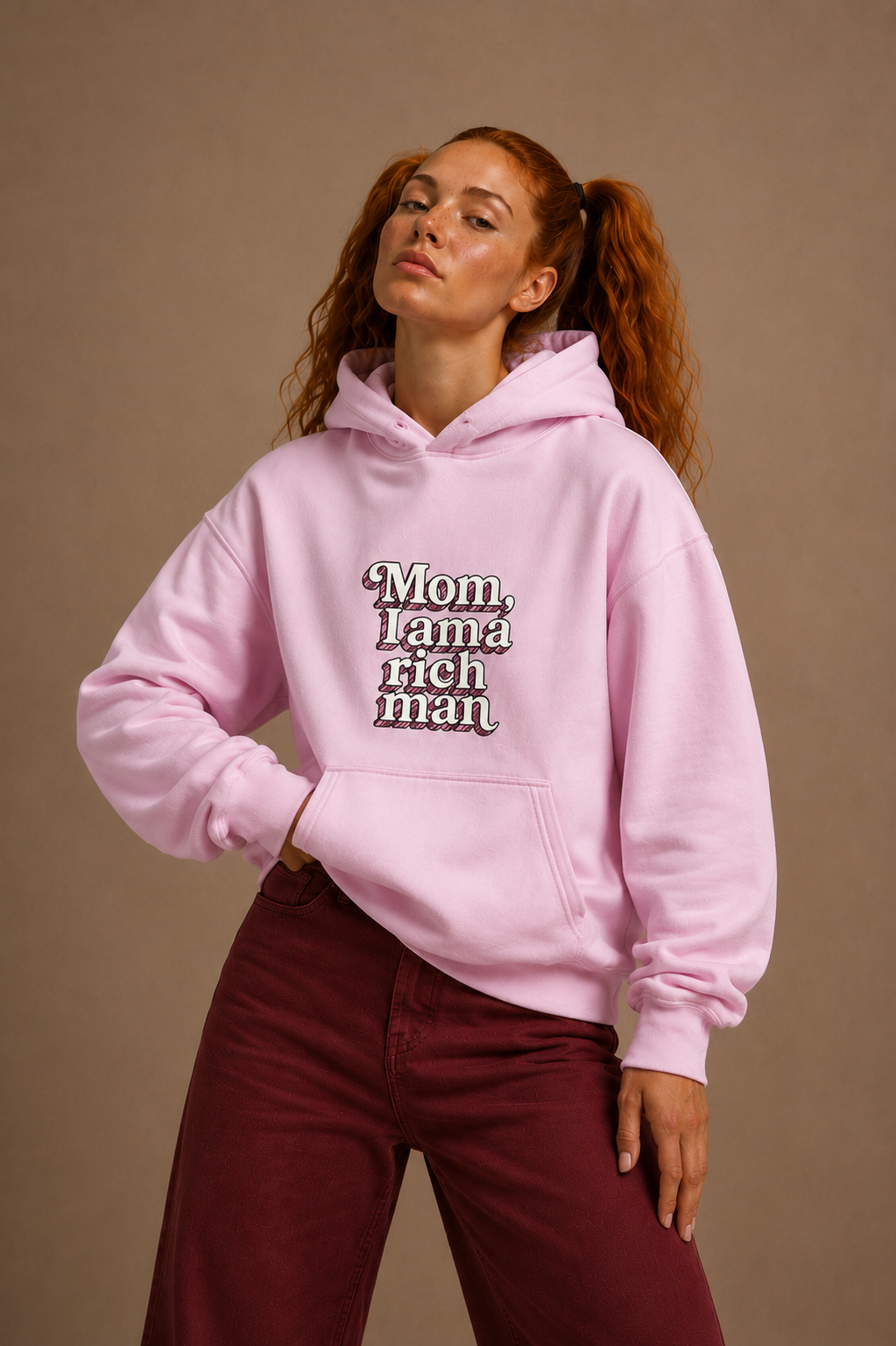 Femme portant un hoodie rose Mom, I'm a rich man | Inès m.