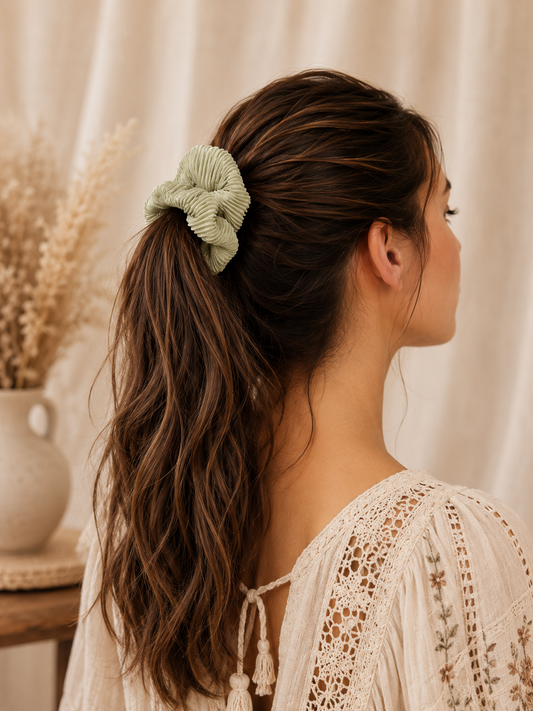 Chouchou satiné plissé upcyclé – Vert Pistache – vue 1 | Inès m.